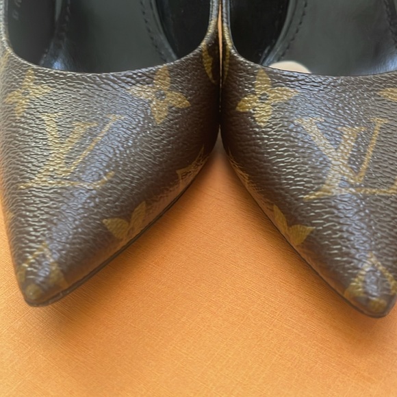 Beautiful Louis Vuitton brown high heel pumps barely worn few times almost new . - Picture 6 of 6